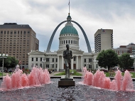Kiener Plaza, Old Courthouse, The Arch